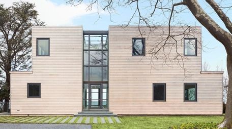 The 6 ½-bath Modern beach house in East
