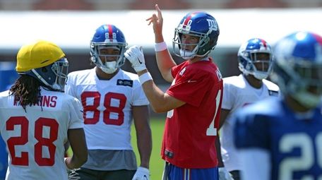 New York Giants quarterback Eli Manning (10) calls