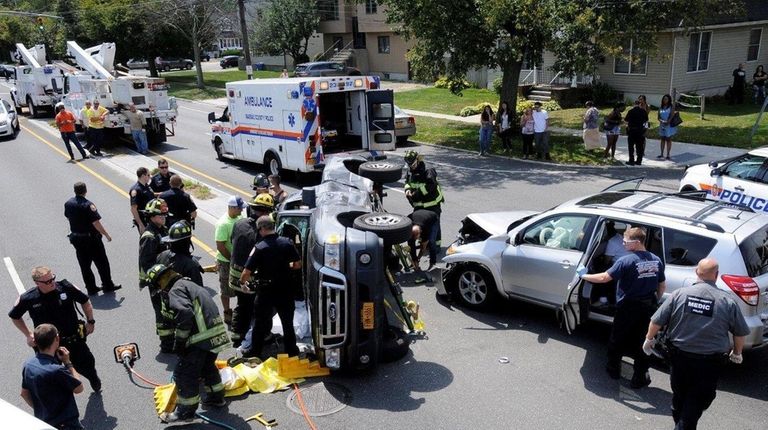 A pickup truck and SUV collided on Jerusalem