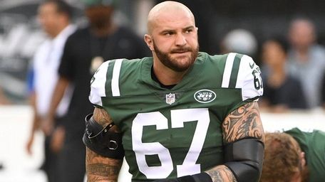 New York Jets guard Brian Winters warms up