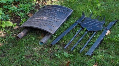 Plaques placed in honor of Confederate Gen. Robert