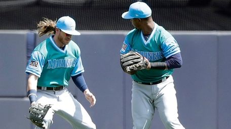 The ball drops in front of Mariners leftfielder