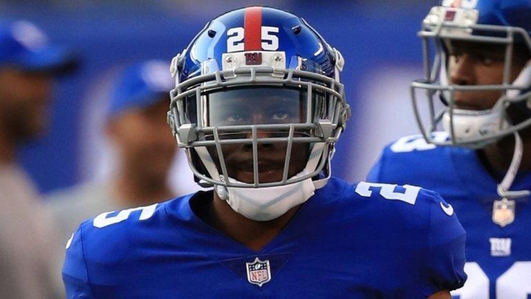 Giants running back Shaun Draughn warms up prior to a