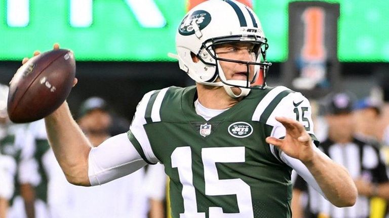 Jets' Josh McCown passes against the Eagles during