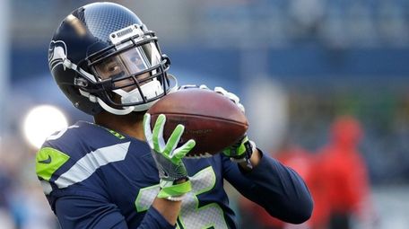 Seahawks wide receiver Jermaine Kearse warms up before