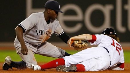 Yankees shortstop Didi Gregorius tags out the Red