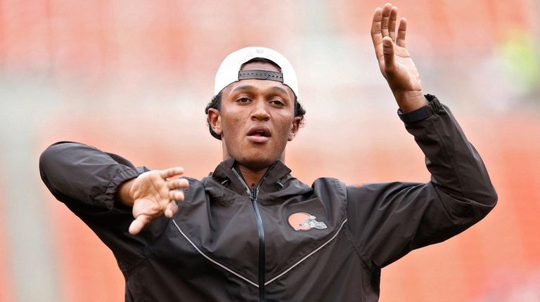 DeShone Kizer of the Cleveland Browns warms up
