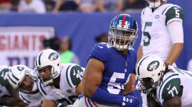 Giants defensive end Olivier Vernon signals the linebackers