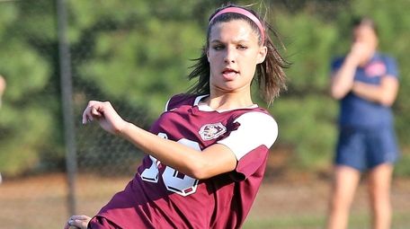 North Shore's Cailey Welch passes during a game