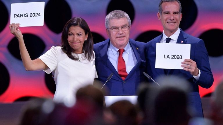 International Olympic Committee (IOC) President Thomas Bach (C)