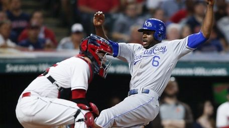 Royals' Lorenzo Cain scores on a single as