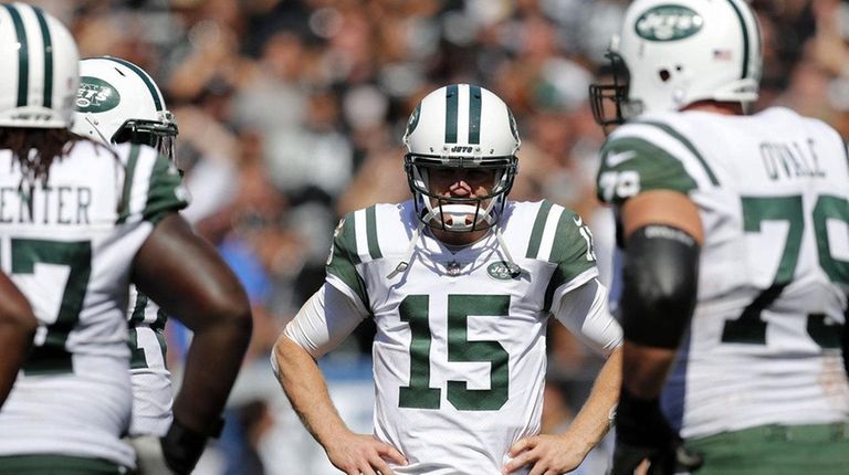 Jets quarterback Josh McCown waits before huddling up with