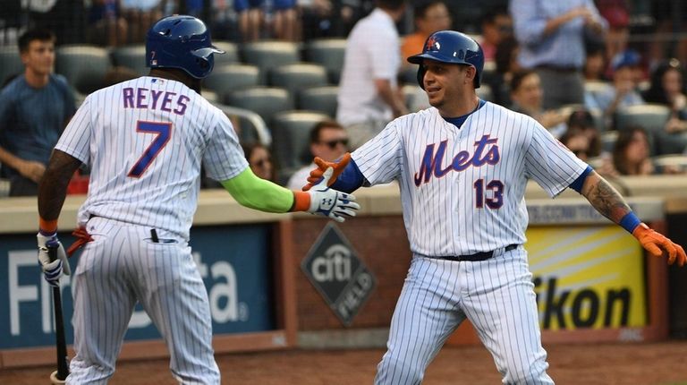 New York Mets third baseman Jose Reyes greets