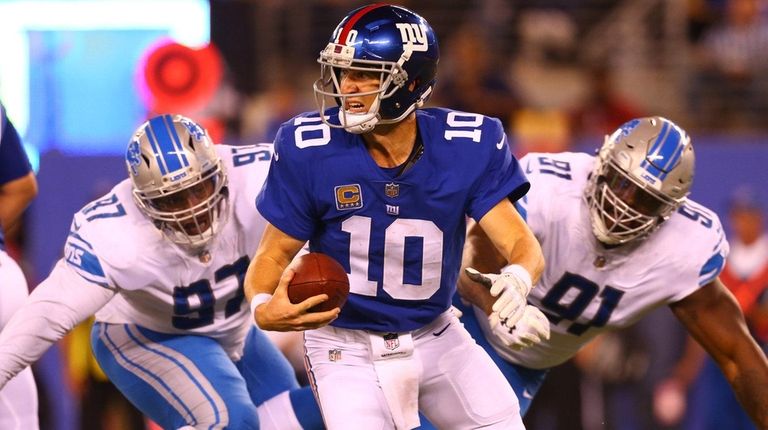 Eli Manning of the New York Giants scrambles