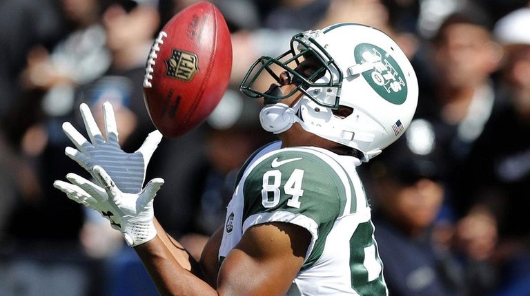 Jets kickoff returner Kalif Raymond catches the ball