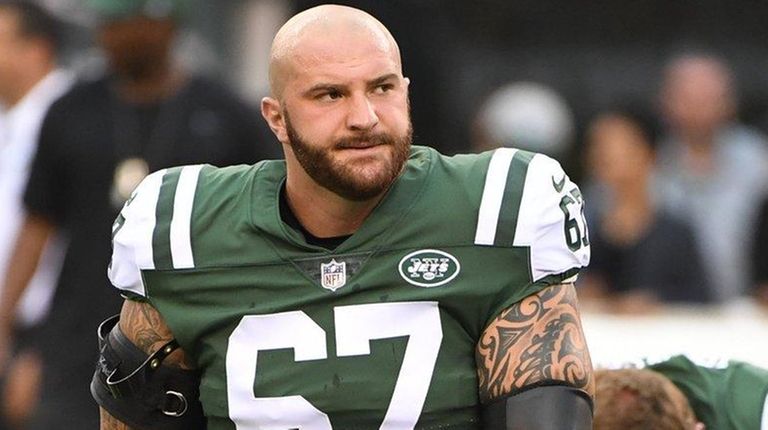 New York Jets guard Brian Winters warms up