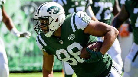Jets tight end Austin Seferian-Jenkins runs during the