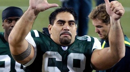  Jets center Kevin Mawae signals to the fans