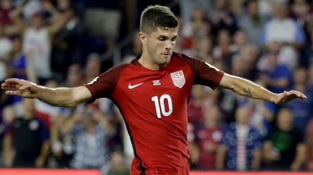 United States' Christian Pulisic (10) gets past Panama