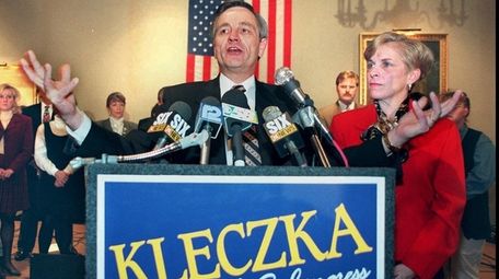 U.S. Rep. Jerry Kleczka (D-Wis.) thanks his supporters