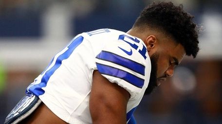 Cowboys running back Ezekiel Elliott prepares to take