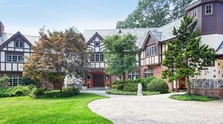 A Lloyd Harbor home has six-zone HVAC and