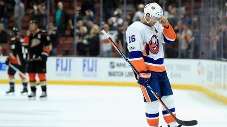 Andrew Ladd of the Islanders leaves the ice