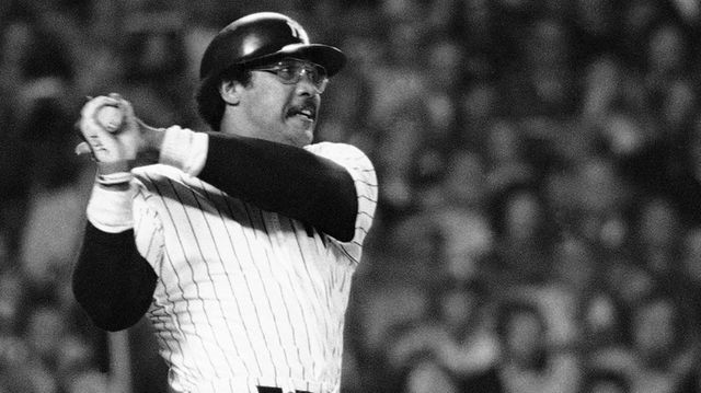 Yankees' Reggie Jackson folgt auf einer Schaukel durch