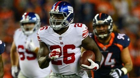 Giants running back Orleans Darkwa runs against the Broncos in a