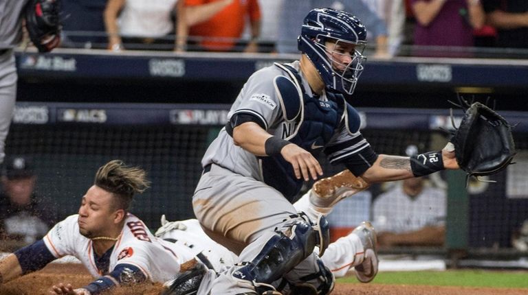 Houston Astros first baseman Yuli Gurriel beats the