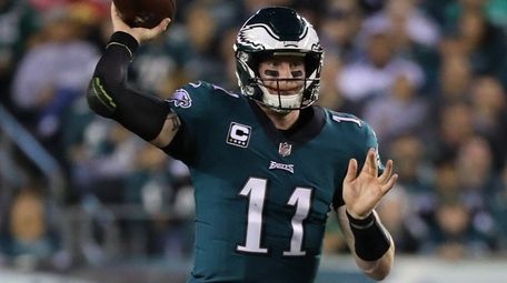 Quarterback Carson Wentz of the Eagles throws a