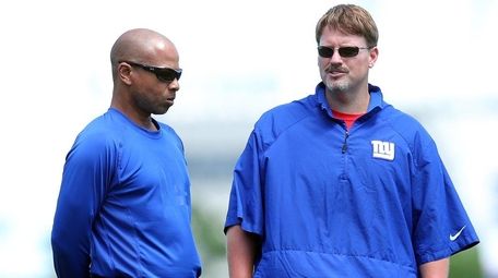Giants general manager Jerry Reese, left, talks with head