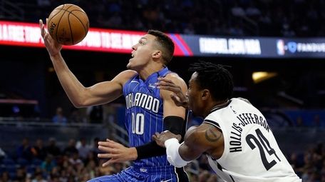 The Magic's Aaron Gordon goes to the basket