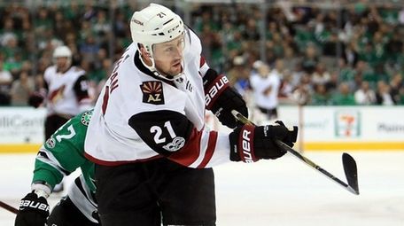 Derek Stepan of the Coyotes at American Airlines