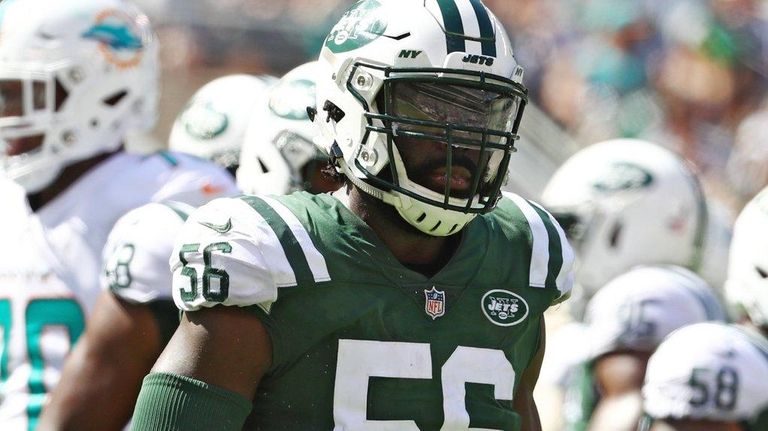 Jets linebacker Demario Davis celebrates a tackle against