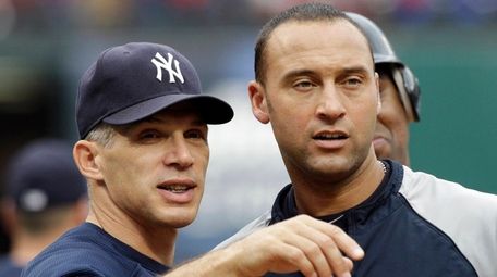 Yankees manager Joe Girardi, left, talks to Derek