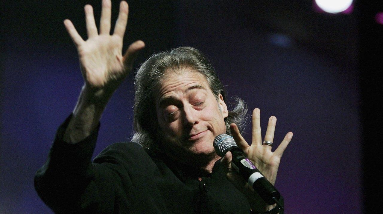 Richard Lewis, comically miserable, to play the Patchogue Theatre | Newsday