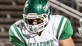 Nick Calandra of Seaford runs with the ball