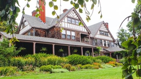 Bayard Cutting Arboretum in Great River is free