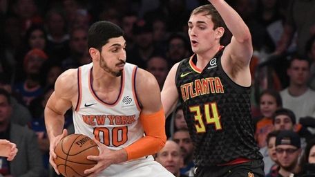 Knicks center Enes Kanter drives the ball against