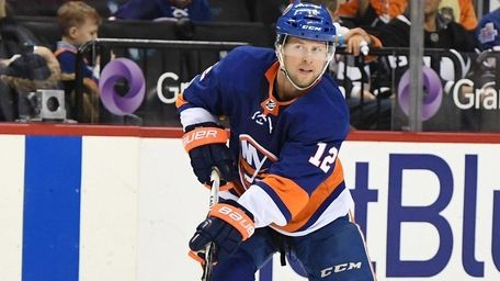 Islanders right wing Josh Bailey passes the puck
