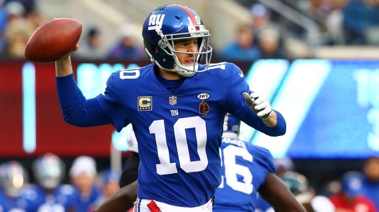 Eli Manning of the New York Giants throws