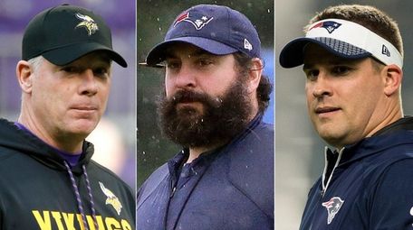 From left: Vikings offensive coordinator Pat Shurmur, Patriots