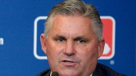 Then-Diamondbacks general manager Kevin Towers addresses reporters at