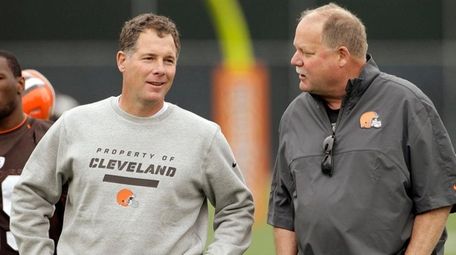 Then-Browns head coach Pat Shurmur, left, and then-president
