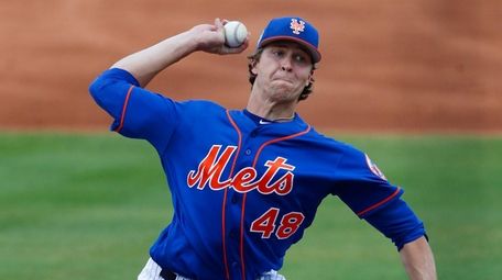Mets starting pitcher Jacob deGrom works in a