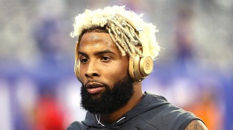 Odell Beckham Jr. of the Giants warms up
