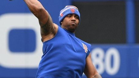 Mets leftfielder Yoenis Cespedes throws during a workout