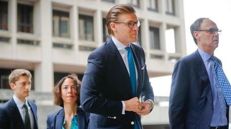 Alex van der Zwaan arrives at federal district