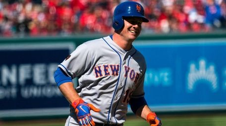 Mets rightfielder Jay Bruce rounds the bases after